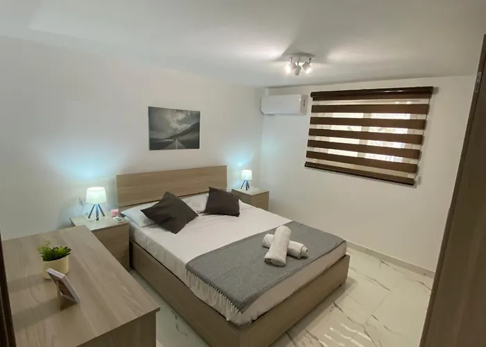 R2 Double Room Msida, In Share Flat